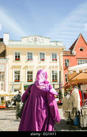 Lila Muslim. Die muslimische Frau im Stadtzentrum in Tallin Stockfoto