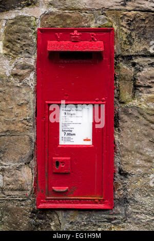 Viktorianischen roten Wand Briefkasten noch gebräuchlich in Edinburgh, Scotland, UK Stockfoto