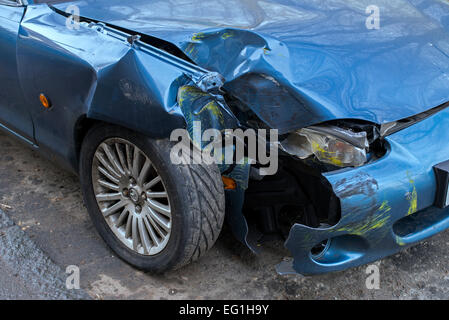 Beschädigten rechten Flügel eines Autos nach einem Verkehrsunfall. Stockfoto