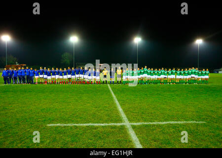 Ashbourne RFC, Irland. 13. Februar 2015. Frauen 6 Nationen. Irland gegen Frankreich. Die Mannschaften Line-up für die Nationalhymnen. © Aktion Plus Sport/Alamy Live-Nachrichten Stockfoto