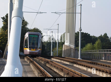 Hängebrücke auf der Luas-s-Linie in Dublin in Dundrum Station mit Zug nähert sich Stockfoto