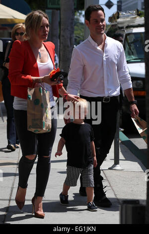 Hilary Duff entdeckt mit ihrem Sohn und Ex-Mann nachdem man Keramik auf Farbe mir mein Los Angeles mit malen: Hilary Duff, Luca Comrie, Mike Comrie Where: Los Angeles, California, Vereinigte Staaten von Amerika bei: 11. August 2014 Stockfoto