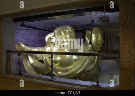 London, Großbritannien. 22. September 2014 - Barbican Centre begrüßt Fußgänger mit der Barbican Muse auf der Gilbert Bridge in der Stadt. Stockfoto