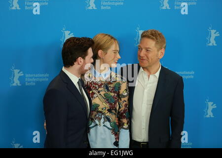 Schauspielerin Lily James (Mitte), Schauspieler Richard Madden (links) und Regisseur Kenneth Branaghat (rechts) während das Foto im Hyatt Hotel am Potsdamer Platz zu nennen. © Simone Kuhlmey/Pacific Press/Alamy Live-Nachrichten Stockfoto