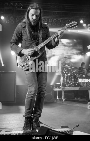 Milwaukee, Wisconsin, USA. 11. Februar 2015. Gitarrist CHRIS TRAYNOR der englischen Band Bush führt live auf der Bühne bei Adler Ballroom/The Rave in Milwaukee, Wisconsin © Daniel DeSlover/ZUMA Draht/Alamy Live News Stockfoto