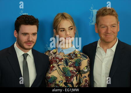 Schauspielerin Lily James (Mitte), Schauspieler Richard Madden (links) und Regisseur Kenneth Branaghat (rechts) während das Foto im Hyatt Hotel am Potsdamer Platz zu nennen. © Simone Kuhlmey/Pacific Press/Alamy Live-Nachrichten Stockfoto