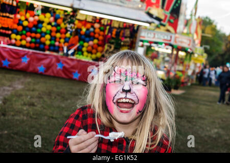 Florida Fellsmere, Frosch Bein Festival, Karneval, Mitte, Mädchen, junge Jugendliche Jugend Jugendliche weibliche Kind Kinder Kinder, Gesicht malen, Essen, ich Stockfoto