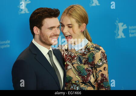 Lily James (rechts) und Richard Madden (links) auf dem Foto rufen im Hyatt Hotel am Potsdamer Platz. © Simone Kuhlmey/Pacific Press/Alamy Live-Nachrichten Stockfoto