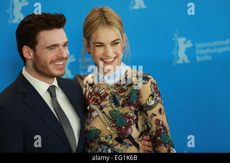 Lily James (rechts) und Richard Madden (links) auf dem Foto rufen im Hyatt Hotel am Potsdamer Platz. © Simone Kuhlmey/Pacific Press/Alamy Live-Nachrichten Stockfoto