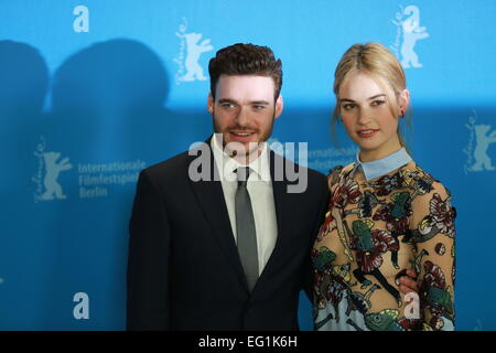 Lily James (rechts) und Richard Madden (links) auf dem Foto rufen im Hyatt Hotel am Potsdamer Platz. © Simone Kuhlmey/Pacific Press/Alamy Live-Nachrichten Stockfoto