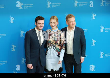 Schauspielerin Lily James (Mitte), Schauspieler Richard Madden (links) und Regisseur Kenneth Branaghat (rechts) während das Foto im Hyatt Hotel am Potsdamer Platz zu nennen. © Simone Kuhlmey/Pacific Press/Alamy Live-Nachrichten Stockfoto