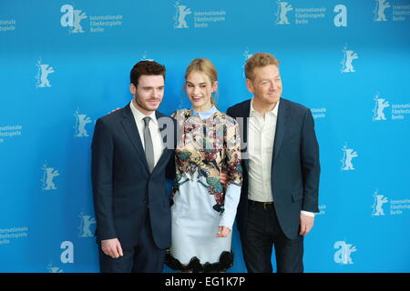 Schauspielerin Lily James (Mitte), Schauspieler Richard Madden (links) und Regisseur Kenneth Branaghat (rechts) während das Foto im Hyatt Hotel am Potsdamer Platz zu nennen. © Simone Kuhlmey/Pacific Press/Alamy Live-Nachrichten Stockfoto