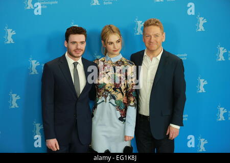 Schauspielerin Lily James (Mitte), Schauspieler Richard Madden (links) und Regisseur Kenneth Branaghat (rechts) während das Foto im Hyatt Hotel am Potsdamer Platz zu nennen. © Simone Kuhlmey/Pacific Press/Alamy Live-Nachrichten Stockfoto