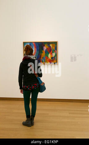 junge Frau betrachten Gemälde in einem museum Stockfoto