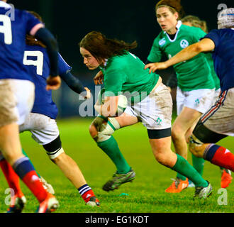 Ashbourne RFC, Irland. 13. Februar 2015. Frauen 6 Nationen. Irland gegen Frankreich. Ailis Egan (Irland) Gebühren nach vorne. © Aktion Plus Sport/Alamy Live-Nachrichten Stockfoto