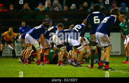 Ashbourne RFC, Irland. 13. Februar 2015. Frauen 6 Nationen. Irland gegen Frankreich. Das französische Team verteidigen ihre Linie versuchen. © Aktion Plus Sport/Alamy Live-Nachrichten Stockfoto