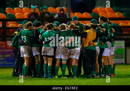 Ashbourne RFC, Irland. 13. Februar 2015. Frauen 6 Nationen. Irland gegen Frankreich. Irische Mannschaft drängen nach dem Spiel. © Aktion Plus Sport/Alamy Live-Nachrichten Stockfoto