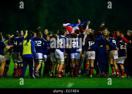 Ashbourne RFC, Irland. 13. Februar 2015. Frauen 6 Nationen. Irland gegen Frankreich. Das französische Team feiern ihren Sieg mit den Fans. © Aktion Plus Sport/Alamy Live-Nachrichten Stockfoto