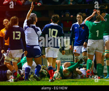 Ashbourne RFC, Irland. 13. Februar 2015. Frauen 6 Nationen. Irland gegen Frankreich. Ailis Egan (Irland) erhält einen Versuch. © Aktion Plus Sport/Alamy Live-Nachrichten Stockfoto