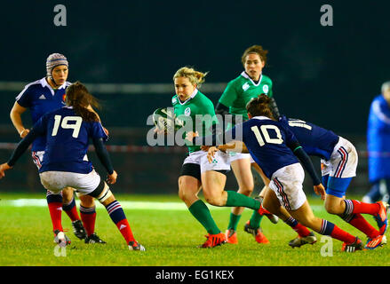 Ashbourne RFC, Irland. 13. Februar 2015. Frauen 6 Nationen. Irland gegen Frankreich. Niamh Briggs (Captain Ireland) versucht, um die französischen Decke abzurufen. © Aktion Plus Sport/Alamy Live-Nachrichten Stockfoto