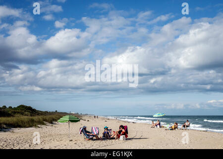 Fort Ft. Pierce Florida, Hutchinson Barrier Island, Wasser im Atlantischen Ozean, Strände, Sand, Sonnenanbeter, Himmel, Wolken, Besucher reisen Reisetouristen Stockfoto