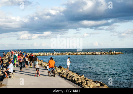 Fort Ft. Pierce Florida, Hutchinson Barrier Island, Fort Pierce Inlet Water, Steg, Wellenbrecher, Atlantischer Ozean Wasser Erwachsene Erwachsene Frau Frauen weibliche Dame, m Stockfoto