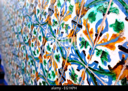 Azulejo Ornament auf der Wand, Alcazar, Königspalast, Sevilla, Andalusien, Spanien Stockfoto