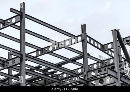 Baustelle. Stahlkonstruktion aus Metall Träger Skelett eines modernen Neubaus Stockfoto