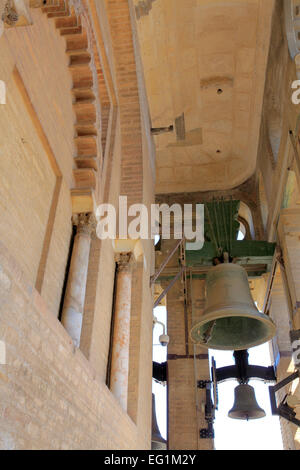 Glocken auf La Giralda Turm, Cathedral of Saint Mary des Stuhls (Catedral de Santa María De La Sede), Sevilla, Andalusien, Spanien Stockfoto