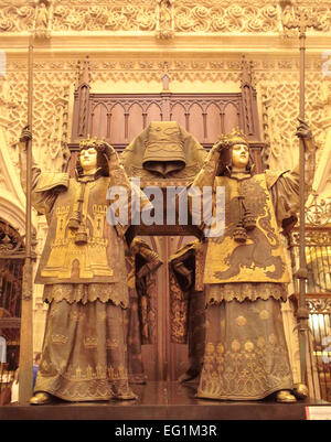 Grab von Columbus, Innenraum der Kathedrale der Heiligen Maria des Stuhls (Catedral de Santa María De La Sede), Sevilla, Andalusien, Spanien Stockfoto