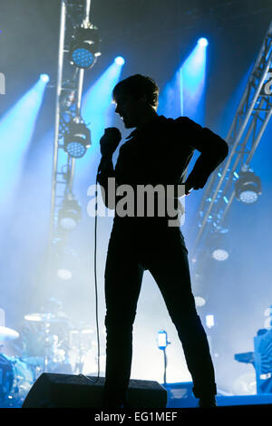 London, UK, 13. Februar 2015. Ricky Wilson lead-Sänger von Kaiser Chiefs, Live Performance in der o2 Arena. Bildnachweis: Robert Stainforth/Alamy Live-Nachrichten Stockfoto