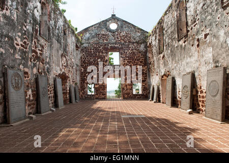 Alte Grabsteine an den Wänden der Überreste der St. Pauluskirche in Malacca, Malaysia. Stockfoto