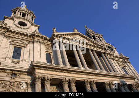 LONDON, Großbritannien - 22. September 2014: Säulen am Eingang der St. Pauls' Cathedral. Stockfoto