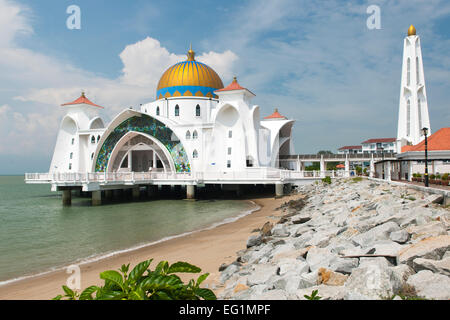 Die Malacca Straits Moschee (aka Masjid Selat Melaka) in Malacca, Malaysia. Stockfoto