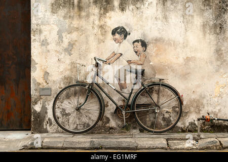 "Kinder auf dem Fahrrad" von Ernest Zacharevic. Es ist Bestandteil der Straßenkunst in Georgetown, der Hauptstadt von Penang in Malaysia. Stockfoto