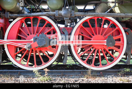 Roten alten Dampf Eisenbahnrädern hautnah Stockfoto