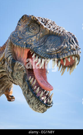 Tyrannosaurus Rex hautnah über blauen Himmelshintergrund, T-Rex Stockfoto