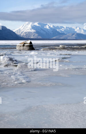 Eisige Winter Strand am Chilkat River in Alaska. Stockfoto