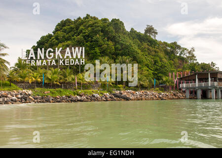 Langkawi-Zeichen am Ende der Pantai Cenang Strand in Langkawi, Malaysia. Stockfoto