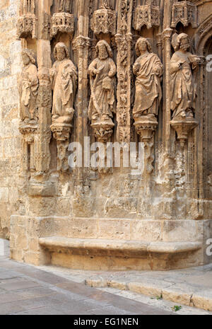 Skulptur auf der Fassade der Kirche Santa Maria, Requena, Valencia, Spanien Stockfoto