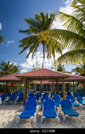 Strand Liegestühle auf der Princess Cays, Bahamas, Karibik. Stockfoto