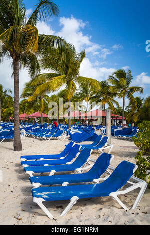 Strand Liegestühle auf der Princess Cays, Bahamas, Karibik. Stockfoto