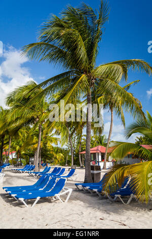 Strand Liegestühle auf der Princess Cays, Bahamas, Karibik. Stockfoto