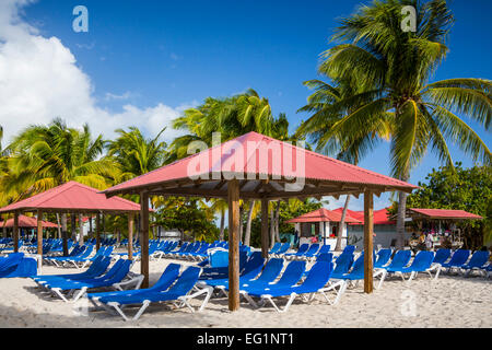 Strand Liegestühle auf der Princess Cays, Bahamas, Karibik. Stockfoto