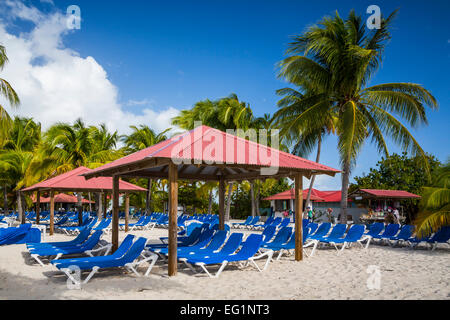 Strand Liegestühle auf der Princess Cays, Bahamas, Karibik. Stockfoto