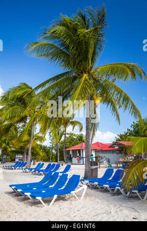 Strand Liegestühle auf der Princess Cays, Bahamas, Karibik. Stockfoto