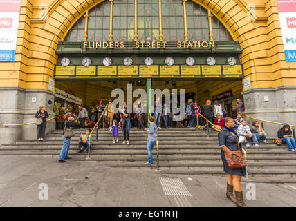 Unter die Uhren am Bahnhof Flinders Street, Melbourne Australien Stockfoto