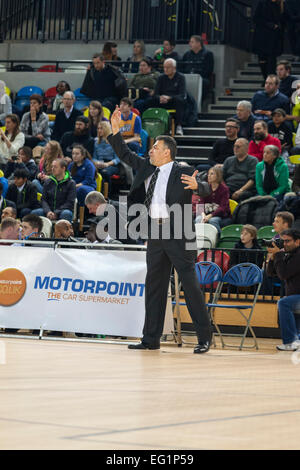 London, UK. 13. Februar 2015.  Lions Head Coach Vince Macaulay während der London Lions Vs Sheffield Haifische BBL Pokal Spiel in der Kupfer-Box-Arena im Olympiapark. Stockfoto