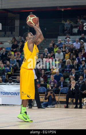 London, UK. 13. Februar 2015.  Zaire Taylor zielt auf den Korb während der London Lions Vs Sheffield Haifische BBL Pokal Spiel in der Kupfer-Box-Arena im Olympiapark. Stockfoto