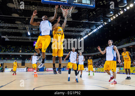 London, UK. 13. Februar 2015. Makal Stibbins zielt auf den Korb während der London Lions Vs Sheffield Haifische BBL Pokal Spiel in der Kupfer-Box-Arena im Olympiapark. Stockfoto